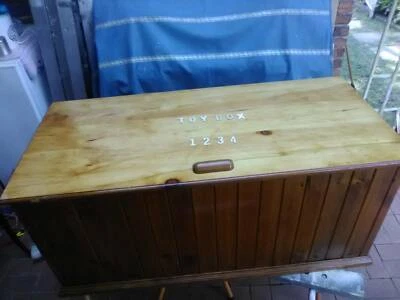 pneumatic hinges toy box