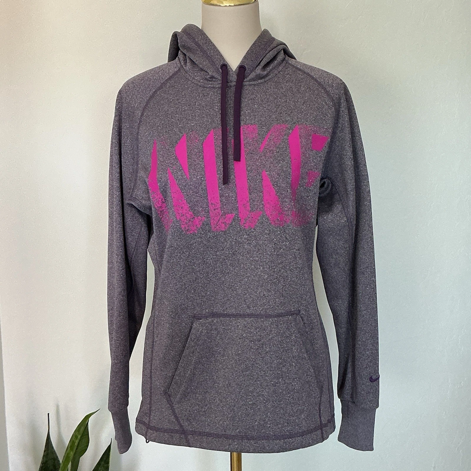 Nike Therma-Fit Women’s Sports athleisure Pullover Hoodie Size M Purple Pink