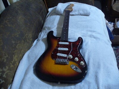 Squier Stratocaster サンバースト Buy Squier Affinity Stratocaster Electric Guitar (3-Tone Sunburst