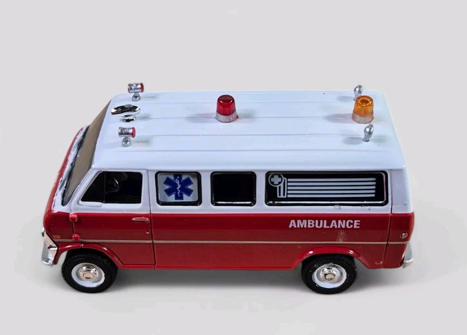 Ford Club Wagon 1970 ambulancia diorama coleccionable DieCast modelo coche suelto 1:64 Foto 4 de 4