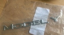 NEUF DANS SON PAQUET AUTHENTIQUE TESLA MODEL Y BOOT BADGE NUMÉRO DE PIÈCE 1592732-00-A