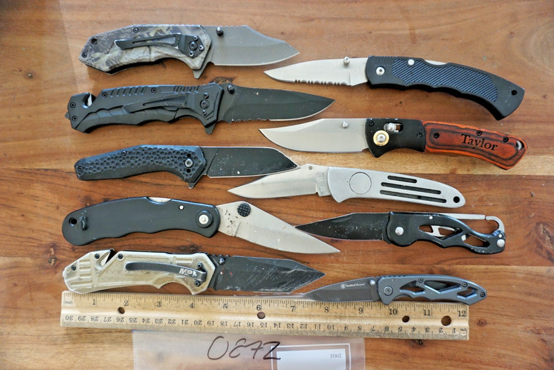 0872   Ten assorted pocket knives