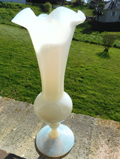 ancien vase en opaline blanc h. 24,8 cm