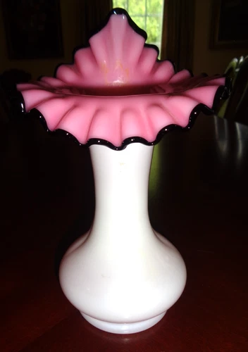 GORGEOUS VINTAGE FENTON ART GLASS BLACK ROSE CREST JACK IN PULPIT RUFFLED VASE