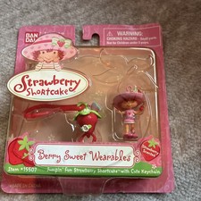 NEW STRAWBERRY SHORTCAKE BERRY SWEET SKIPPIN FUN WEARABLES 15507 KEYCHAIN