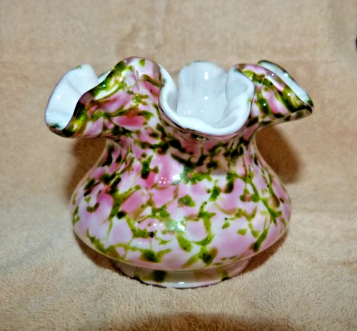Fenton Vasa Murrhina Art Glass Ruffled Rim Vase Pink Green Adventurine Vintage