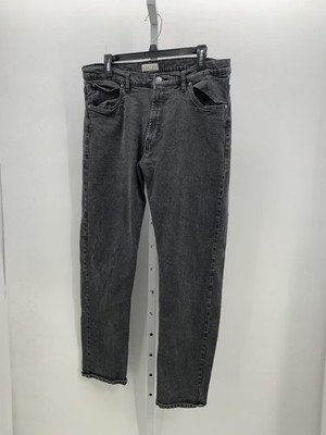 REGULAR FIT JEANS.
