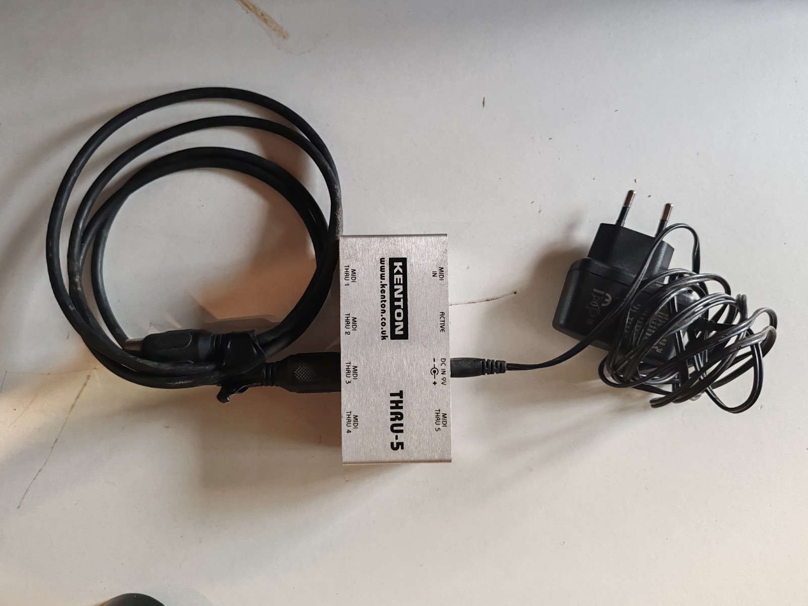 Kenton THRU-5 MIDI Thru Box 1 In 5 Out con Alimentatore Originale