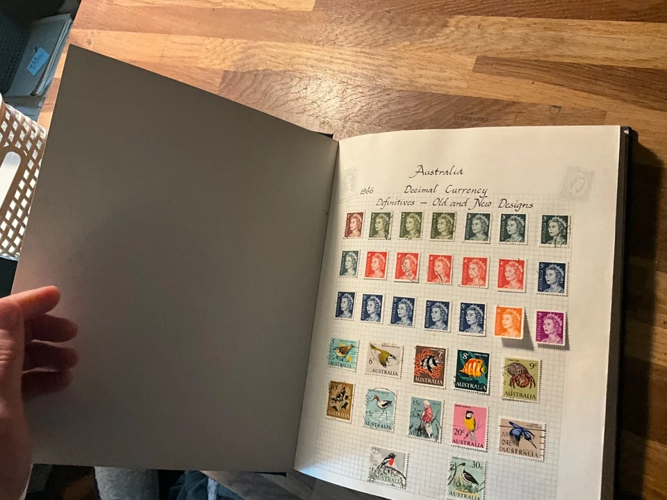 australia stamps qe large lot loose leave album % - Image 2 of 4