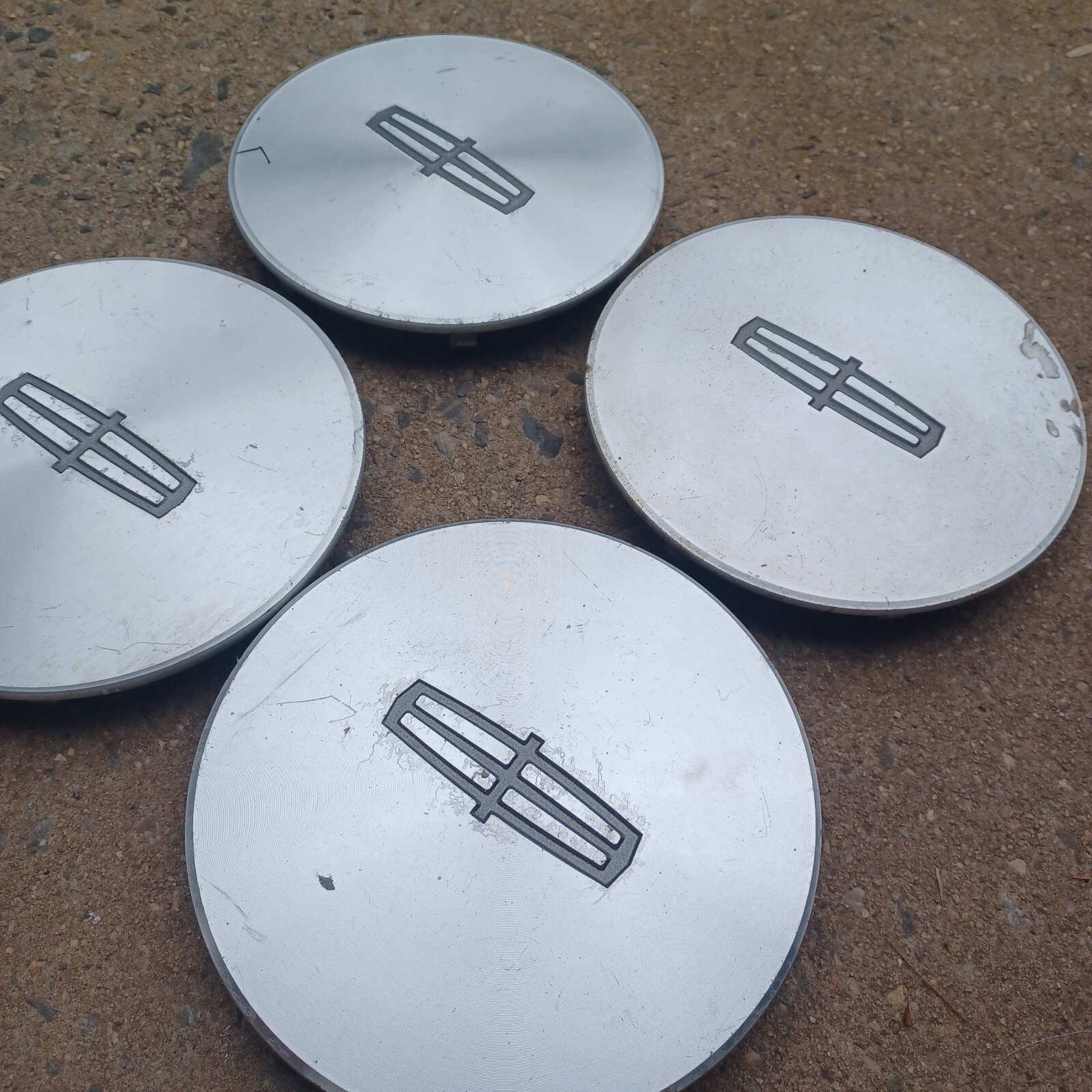Lincoln Town Car center cap set (4 pieces) 19982002 part YW131A096
