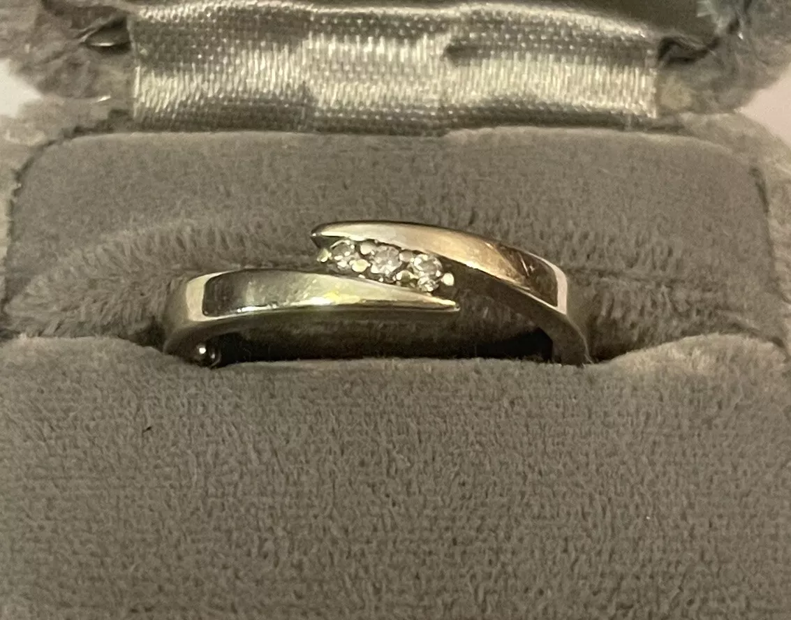 Ring with deals 3 small diamonds