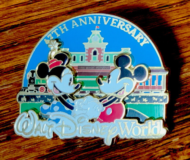 WDW Cast Exclusive 47th Anniversary Mickey Minnie Holding Hands LE 1000 Pin