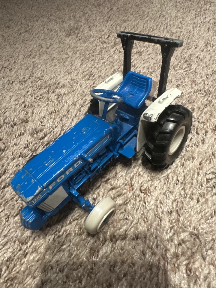 Tractor utilitario Ford 1710 azul vintage de metal Ertl escala 1/16 Foto 2 de 4