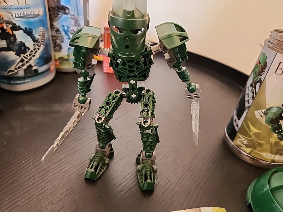 Lego raro Bionicle Metru Nui Toa Matau completo em lata - Imagem 3 de 3