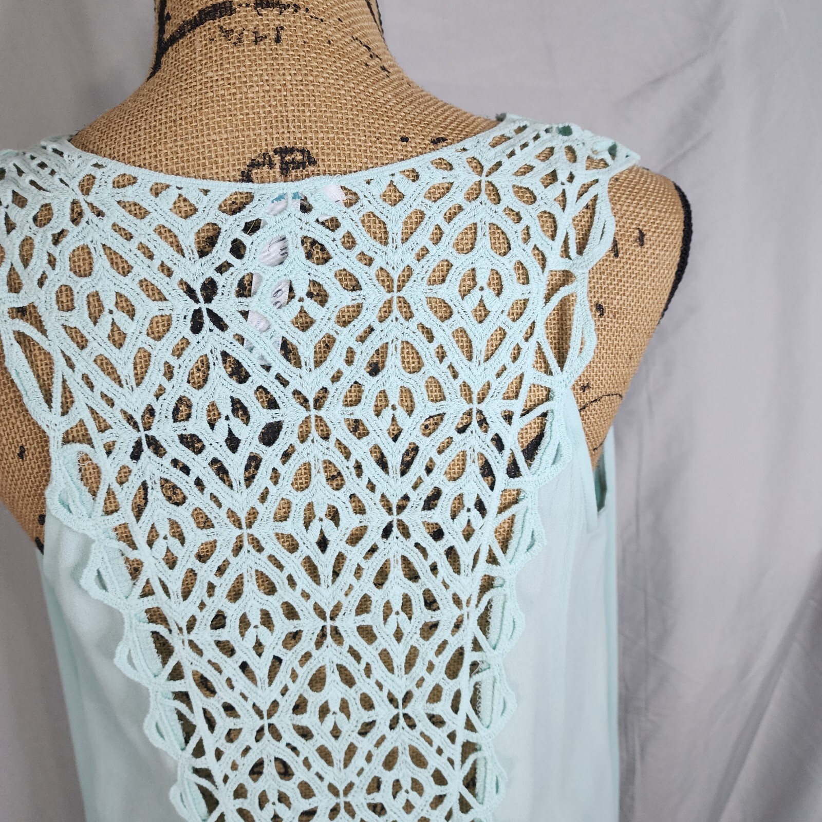 New ANDREE by UNIT Size Medium Crochet Lace Back Keyhole Neck Sleeveless Blouse