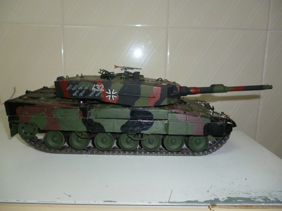MAQUETA CONSTRUIDA Y PINTADA ESCALA 1/35 DEL TANQUE ALEMAN LEOPARD 2A4 - Imagen 2 de 4