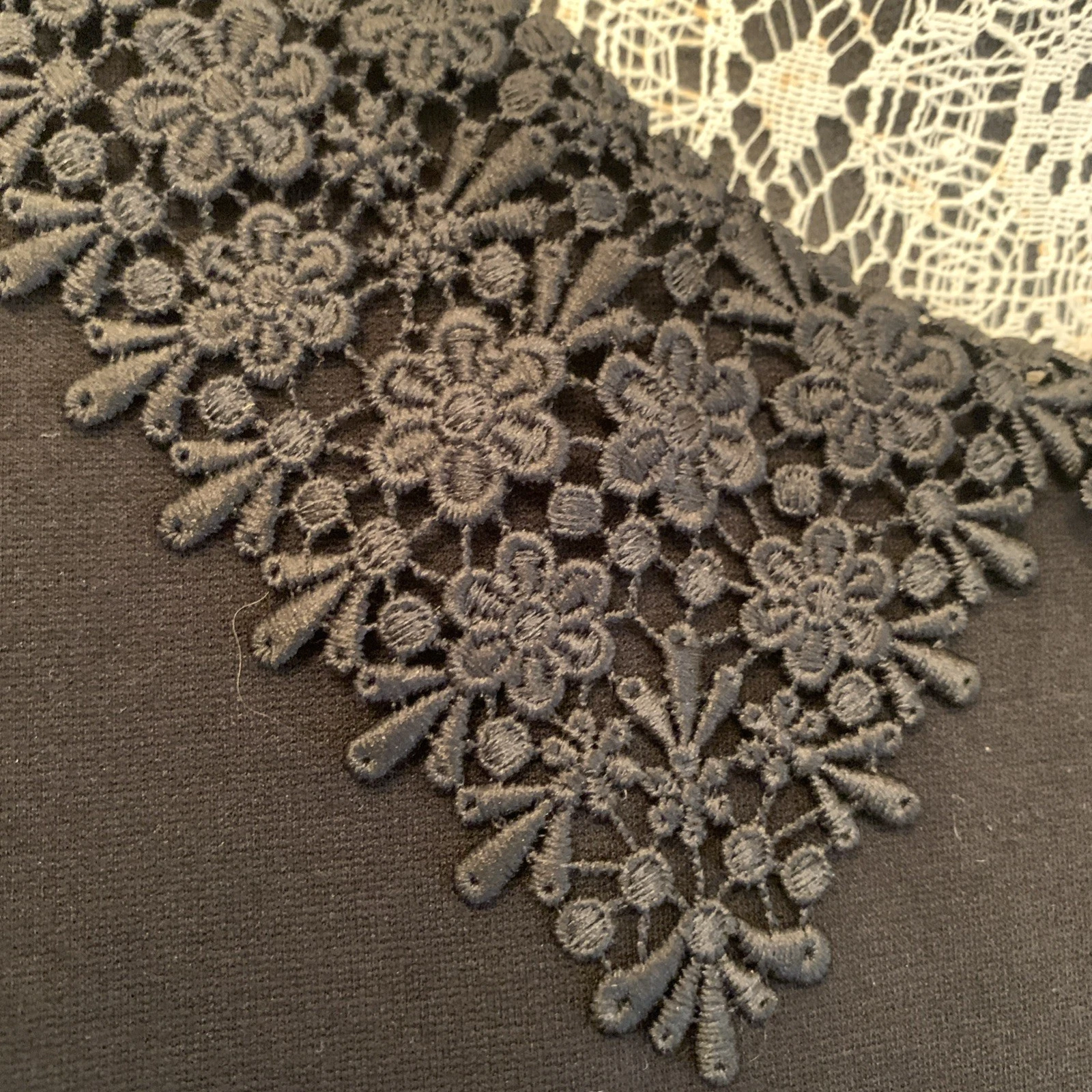 Abito Kate Spade nero aderente svasato pizzo ricamato colletto zip dietro 0