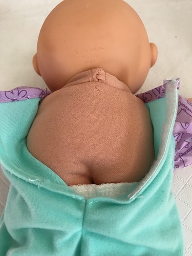 2004 Cabbage Patch Bambini Baby Doll Gioca Lungo Bianchi Capelli Ricci Occhi Verdi Usato in Ottime Condizioni - Foto 6 di 7