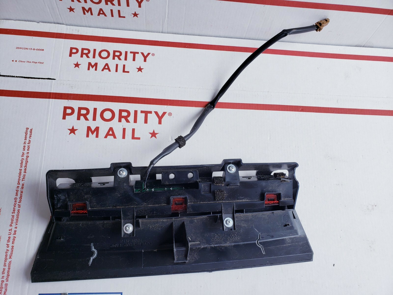 08 09 10 11 12 13 INFINITI G35 G37 SEDAN 3RD REAR BRAKE LIGHT ASSEMBLY