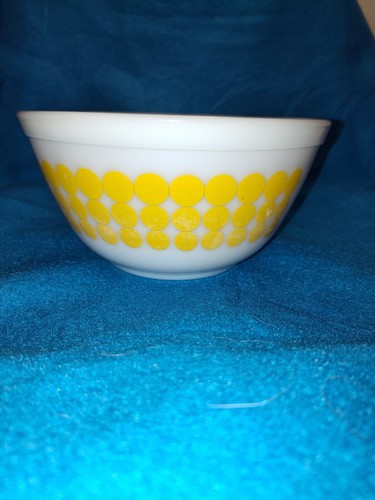 Vintage Pyrex Yellow Polka Dot 1.5 QT Nesting Mixing Bowl 402 Retro 1967 Nice