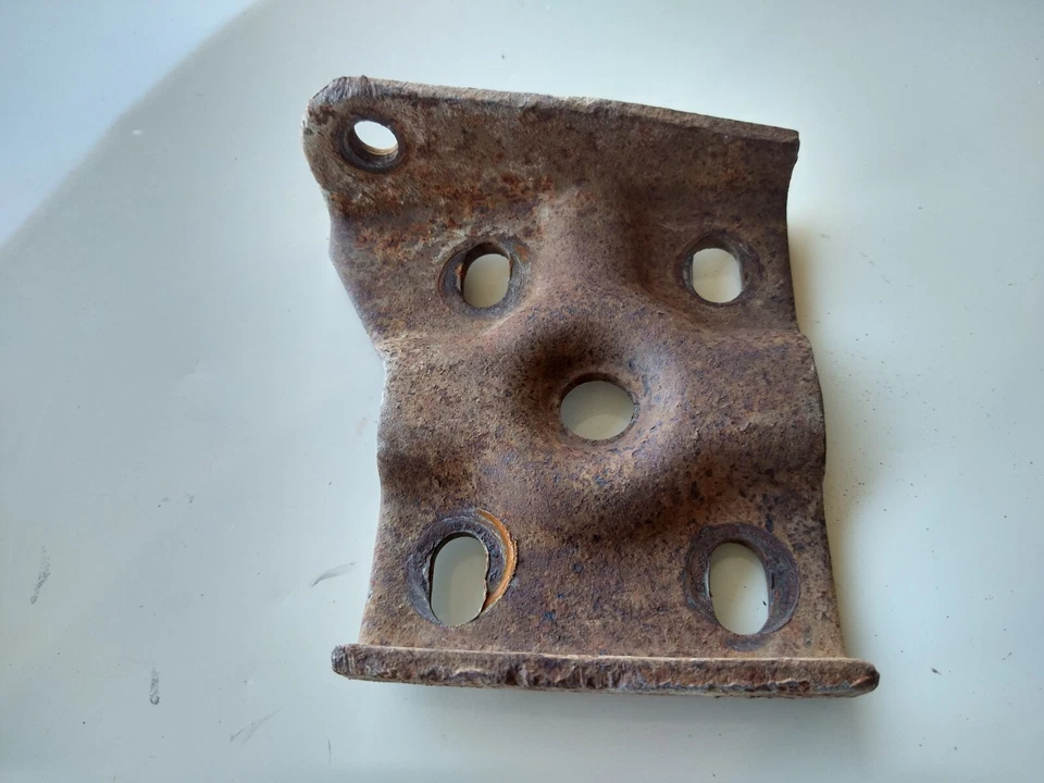 International Scout II Pasajero Hoja Lateral Resorte U Perno Placa Derecha Foto 2 de 3