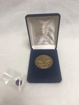 PRESIDENT GEORGE BUSH, SR. MEDAL OF MERIT MEDALLION AND LAPEL PIN - Photo 1/4