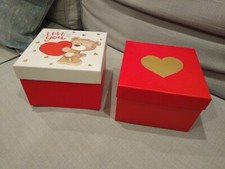 Dwa pudełka na prezenty złote serce i miś