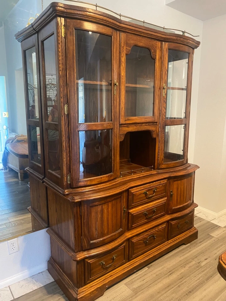 MESA DE COMEDOR ANTIGUA, GABINETE DE PORCELANA DE 2 PIEZAS, 4 SILLAS Y COMPLEMENTOS DE 2 HOJAS DE MESA Foto 3 de 4