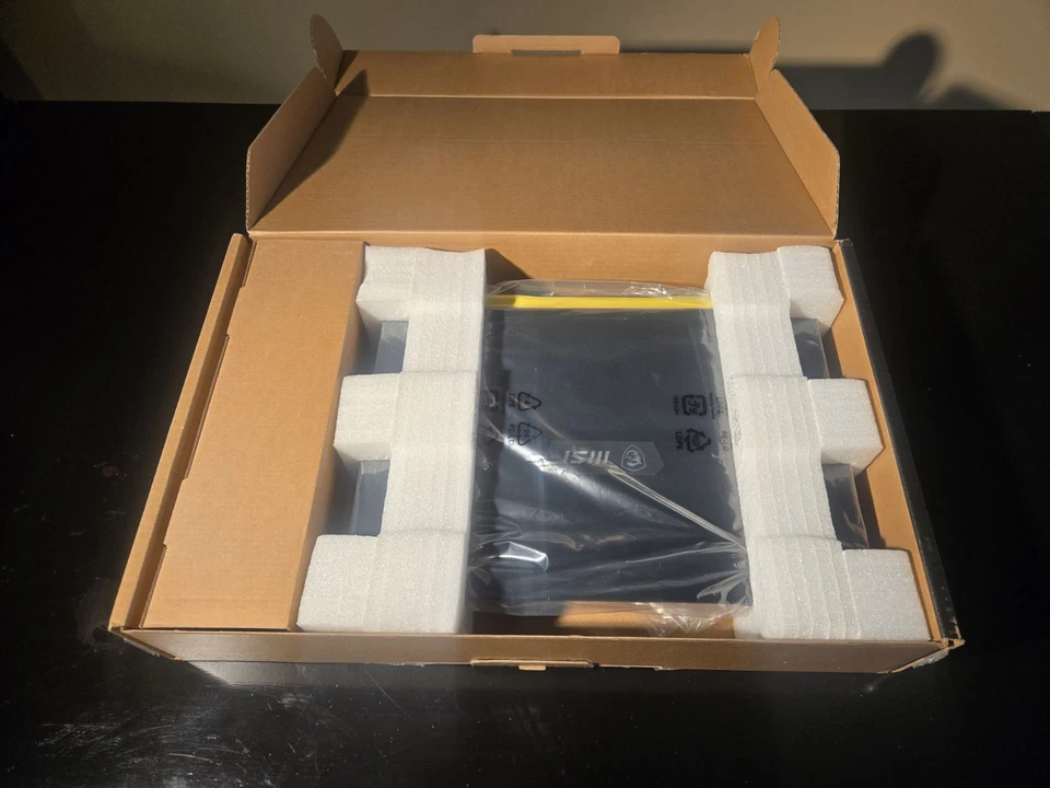 MSI Crosshair 15 QHD Anti-Glare 165hz i9 129000H - Image 2 of 2