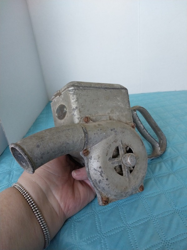 Vintage Midget Duster J & P. Wood crank handle garden dust