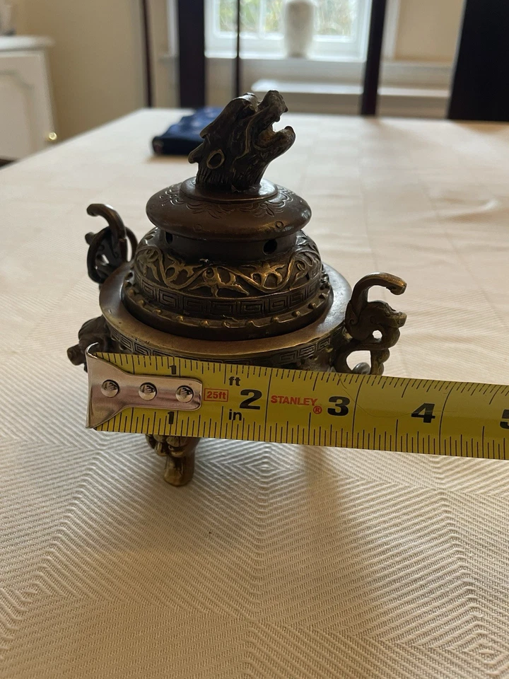 Antiguo quemador de incienso de bronce con diseño de patas y tapa de Asia Foto 4 de 4