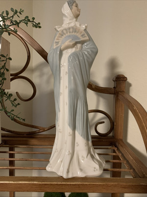 Lladro Nao Figurine 