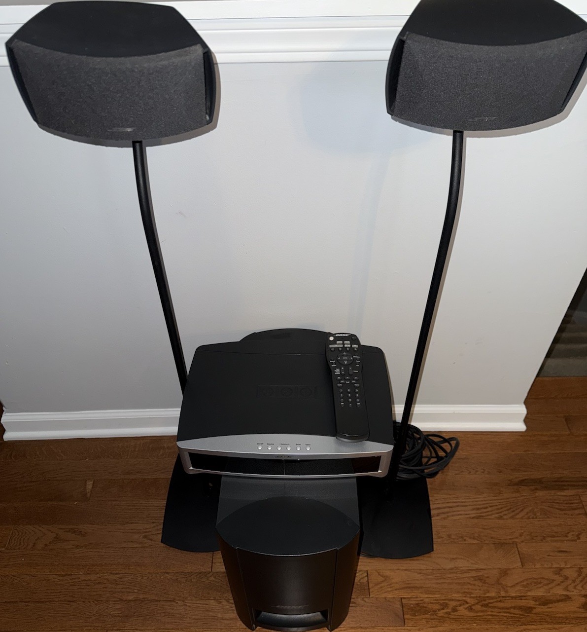 Bose av3-2-1 media center w/ ps3-2-1 powered speaker subwoofer and remote! Works