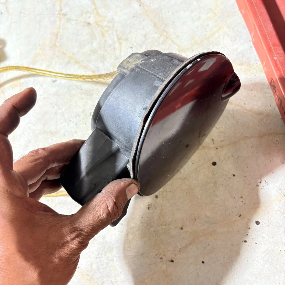 2011 SEAT LEON FUEL FLAP LC9Z DIAMANTE PRETO 1P0809905 - Imagem 3 de 4