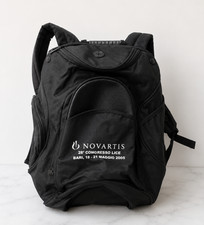 Zaino nero in tessuto tecnico sportivo trekking unisex uomo donona montagna