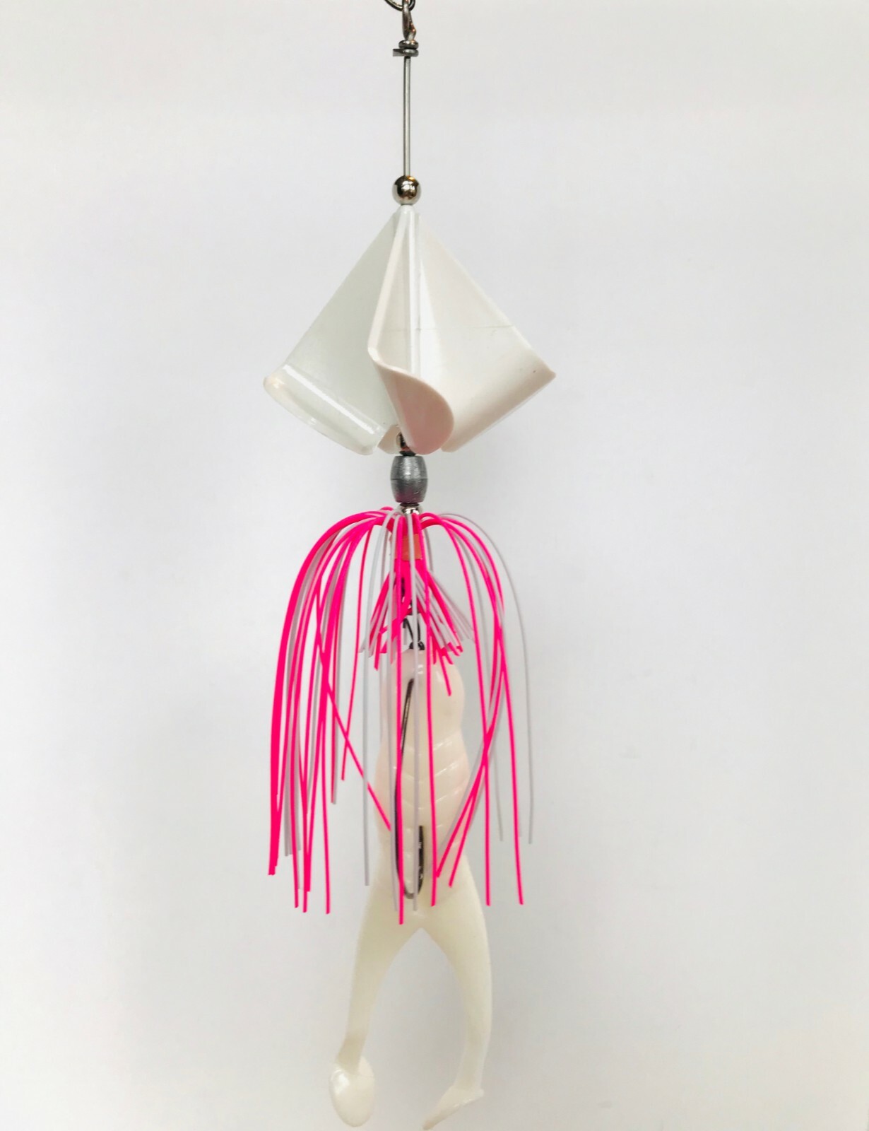 3/8-1/2oz Weedless White Quad Buzzbait, White/Pink Skirt & Frog - Image 1