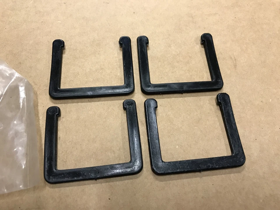 Abrazadera de bloqueo de guantera GM 90204574 --- Lote de 4 --- Pontiac Lemans 1988 - 1993 Foto 2 de 3