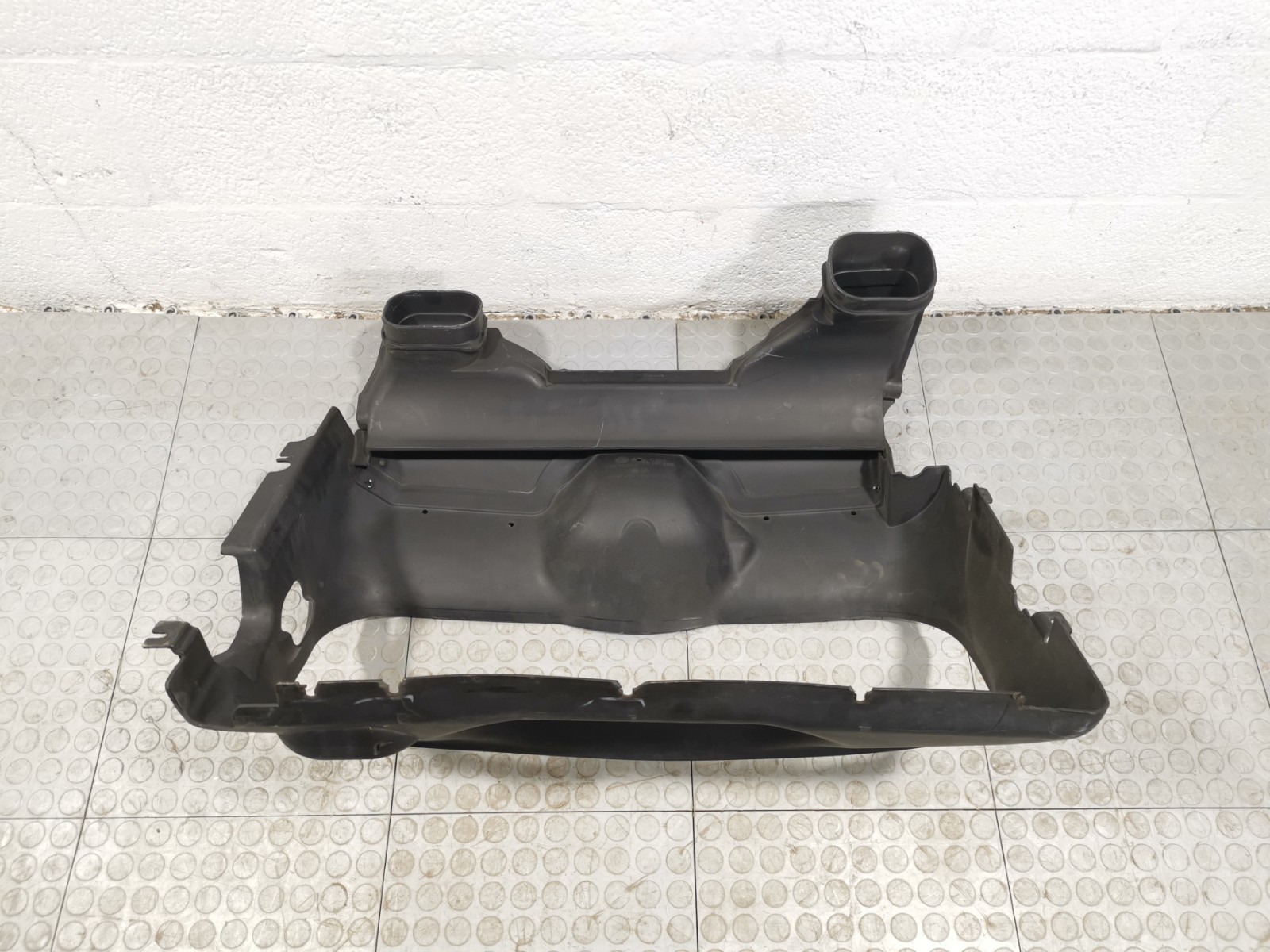 Maserati Granturismo 4.7 L 2014 RWD Front Radiator Air Guide Duct 10141182 OEM