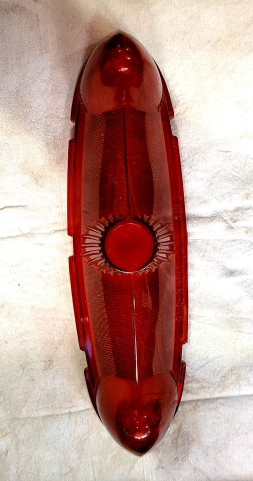 Lente de luz trasera de freno roja, lado izquierdo o derecho para automóvil de pasajeros Ford 1951 N.O.S. Foto 4 de 4