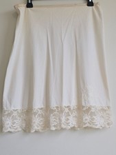 Vintage Vanity Fair Women's Off-White Lace-Hem Half Slip Size S