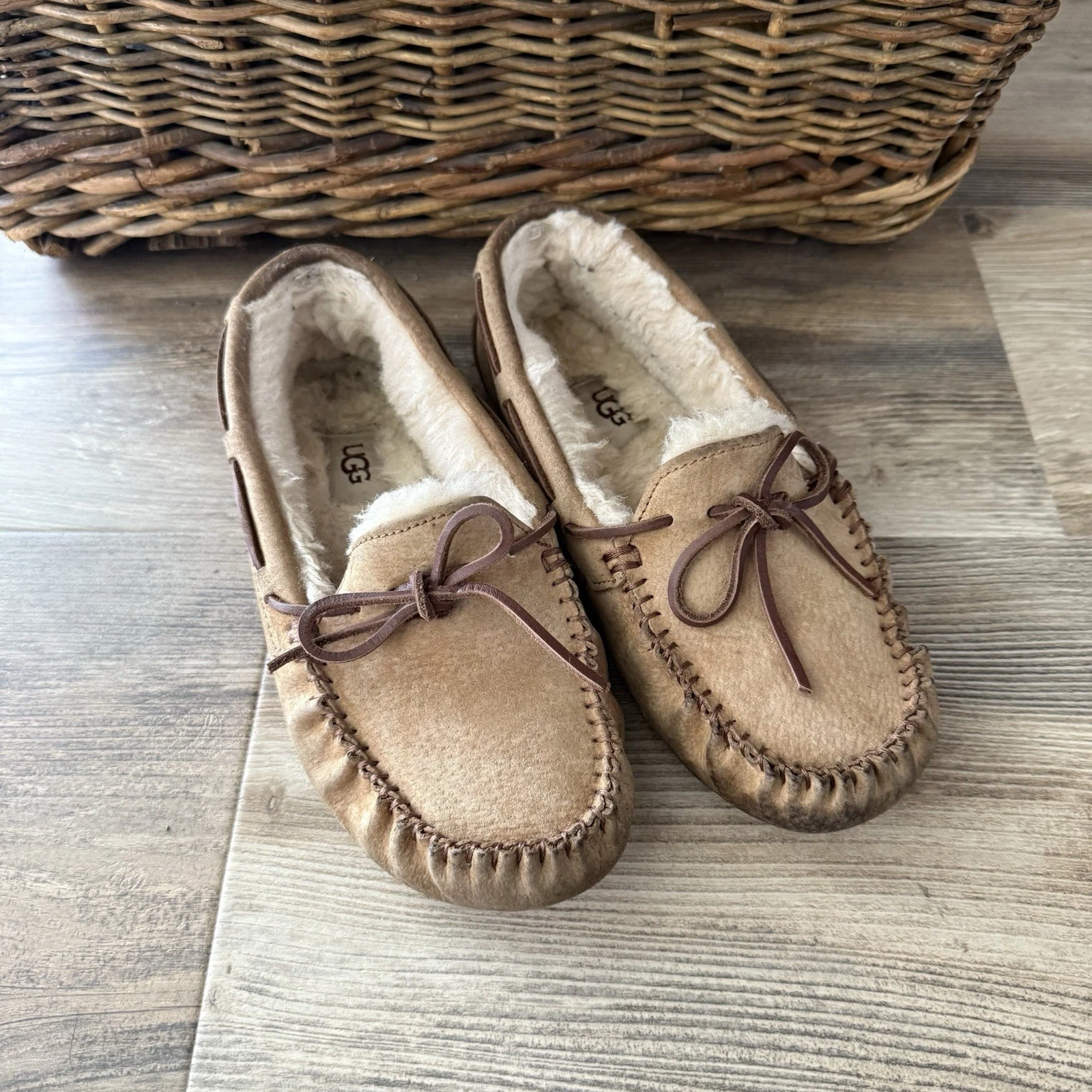 UGG Dakota ciabatte mocassino scamosciate castagno donna taglia 6 foderate in pelle di pecora