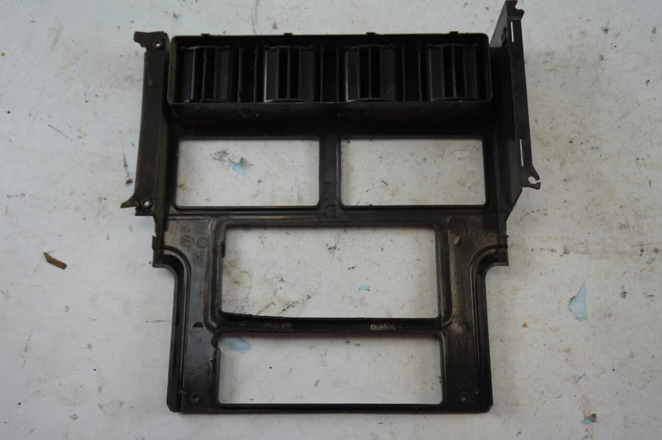 Chevy Corvette C4 1984-1989 consola radio bisel moldura panel usado dañado 1404753 Foto 4 de 4