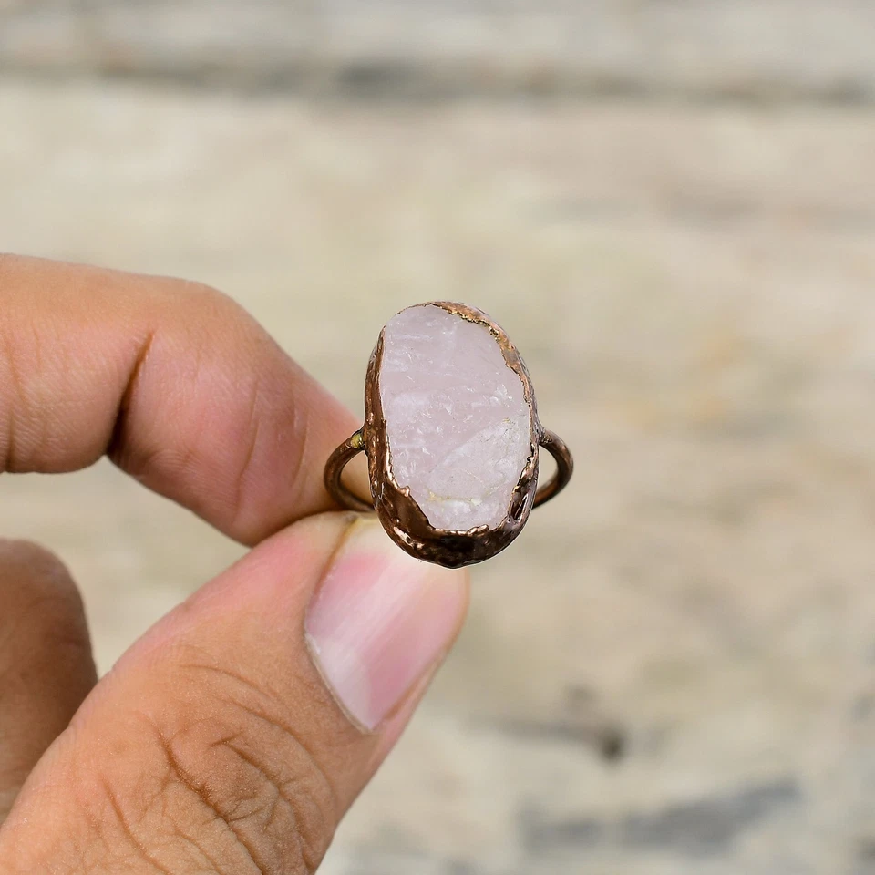 Anillo ajustable electroformado de cuarzo rosa tamaño ajustable Foto 3 de 4