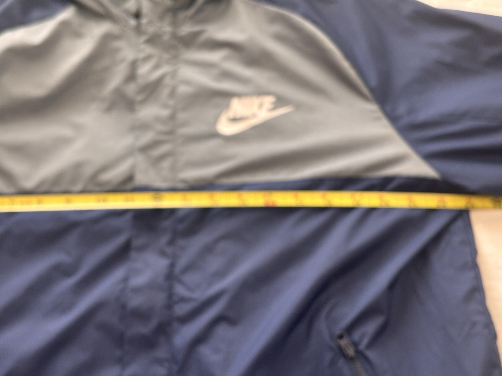 NIKE lightweight Windrunner polyester hooded jack… - image 8