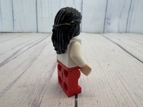Lego # 7195 ~ Indiana Jones ~ Marion Ravenwood Minifigure Red Outfit (iaj036)