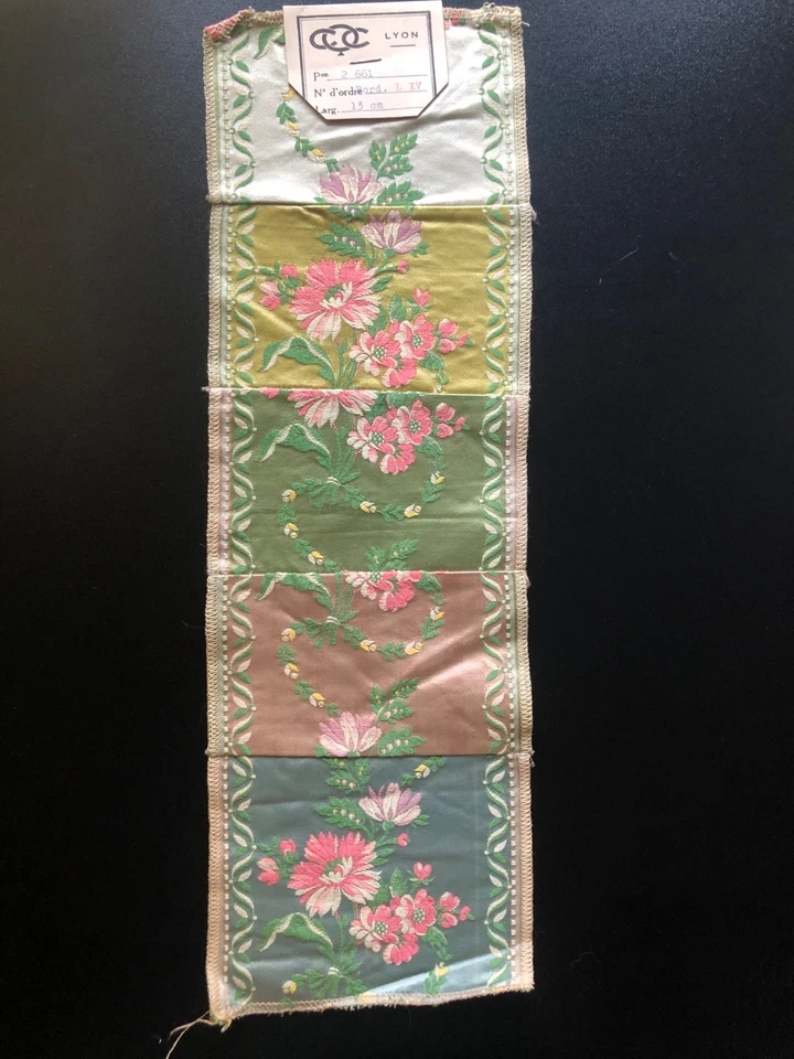 Échantillons anciens de SOIE-LYON- Motifs FLEURS -SILK Fabrics FRANCE - Photo 2/4