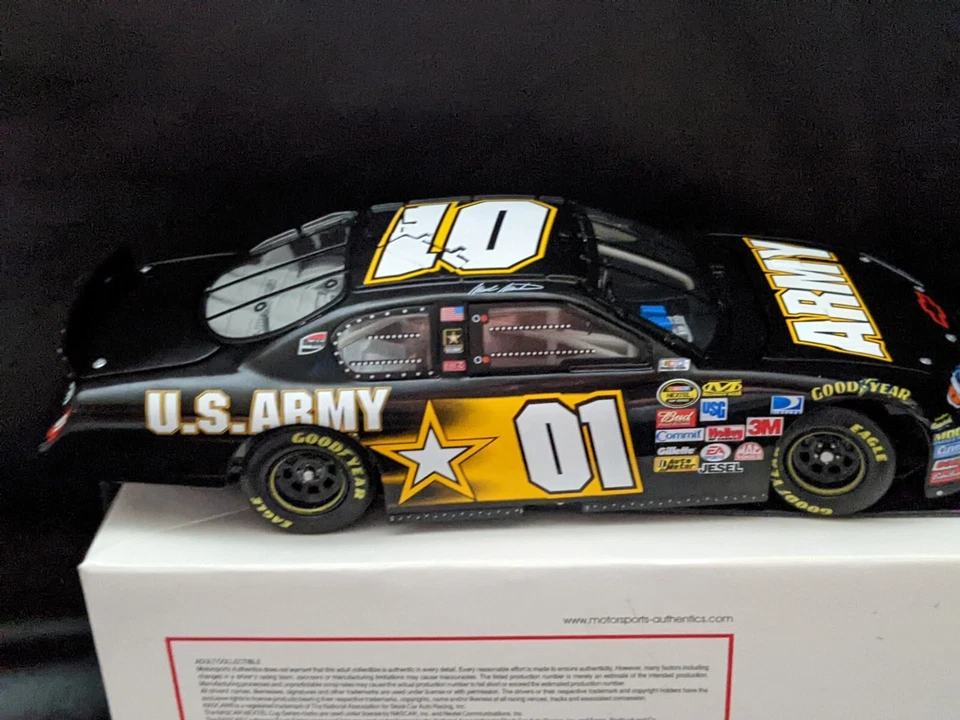 2007 Mark Martin #01 ARMY NASCAR Motorsports Authentics 1:24 DieCast NUOVO - Immagine 4 di 4