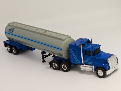 Vintage Ertl 1184 1:64 Mighty Movers Blue Ford LTL 9000 Sleeper Truck w/Tanker