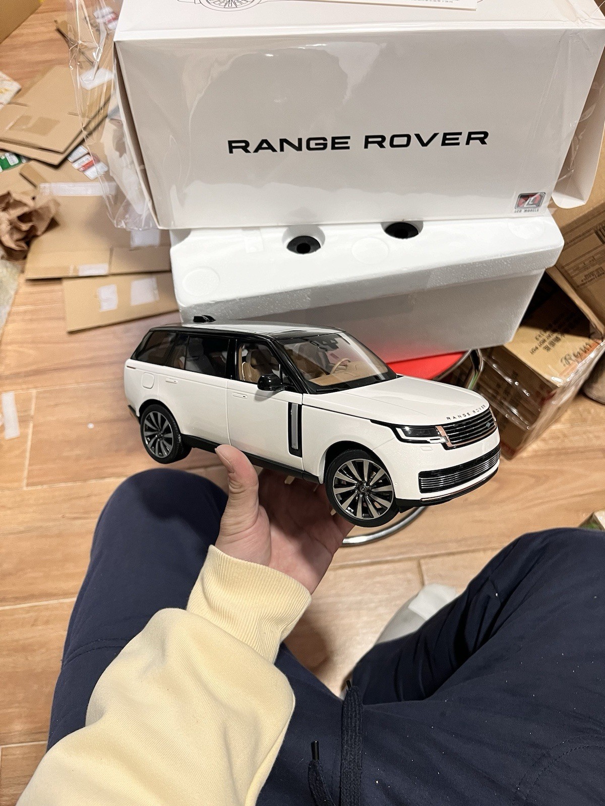 1:18 Scale LCD Land Rover Range Rover White With Black Roof 