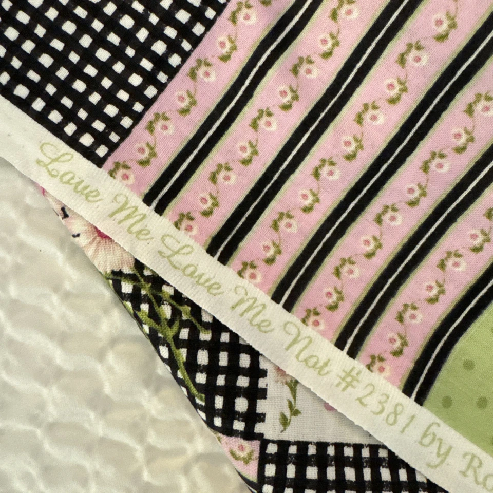 Love Me Love Me Not Northcott 面料 Ro Gregg 绗缝小屋核心 1 码 — 第 4/4 张图片